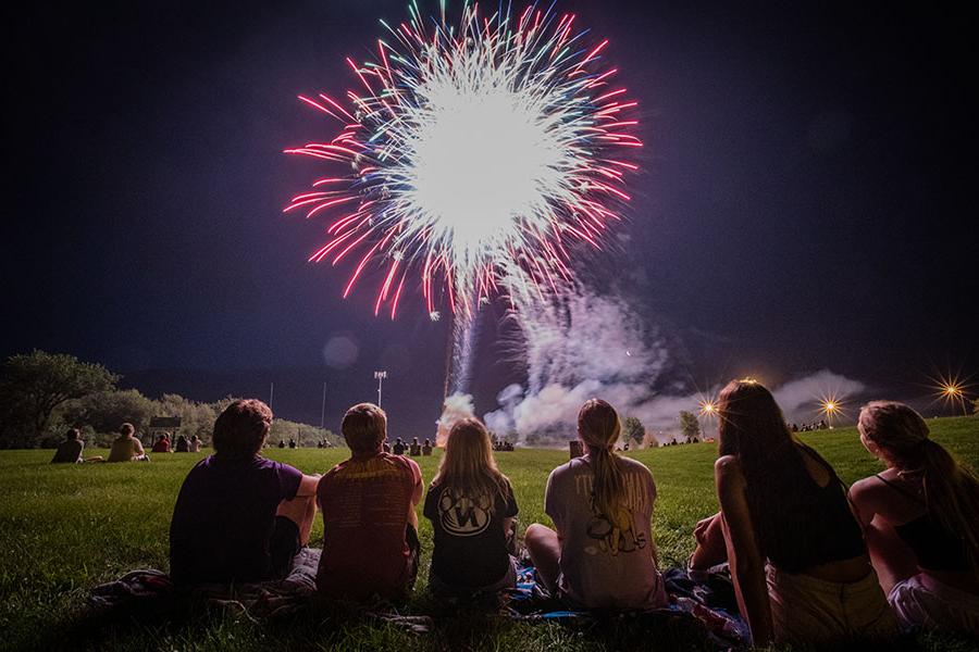 Northwest students enjoy a fireworks show on 8月. 20 to mark the start of the fall semester at the University. (Photo by Ch和u Ravi Krishna/<a href='http://blount.as.ycdwkj666.com'>和记棋牌娱乐</a>)