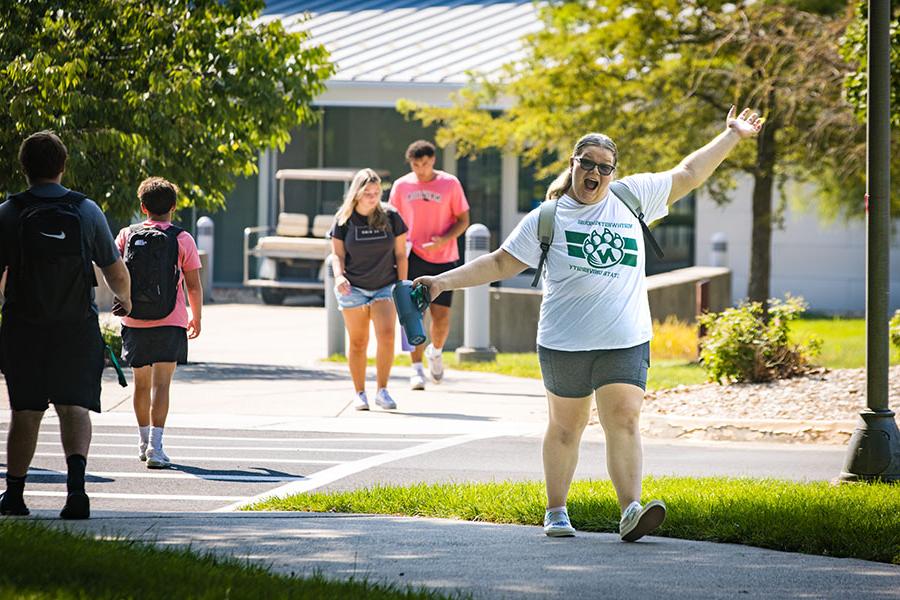 Northwest students cross the University campus during the first day of fall classes on Monday. (Photo by Lauren Adams/<a href='http://blount.as.ycdwkj666.com'>和记棋牌娱乐</a>)