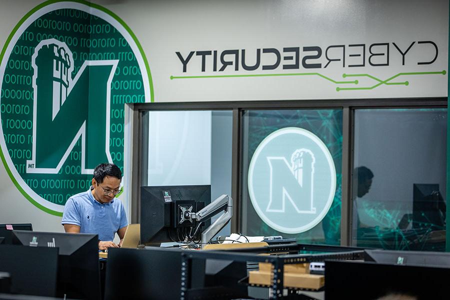 Dr. 杰瑞气, an associate professor of computer science and 信息系统, teaches a digital forensics course in Northwest's remodeled 网络安全 lab. (Photo by Todd Weddle/<a href='http://blount.as.ycdwkj666.com'>和记棋牌娱乐</a>)