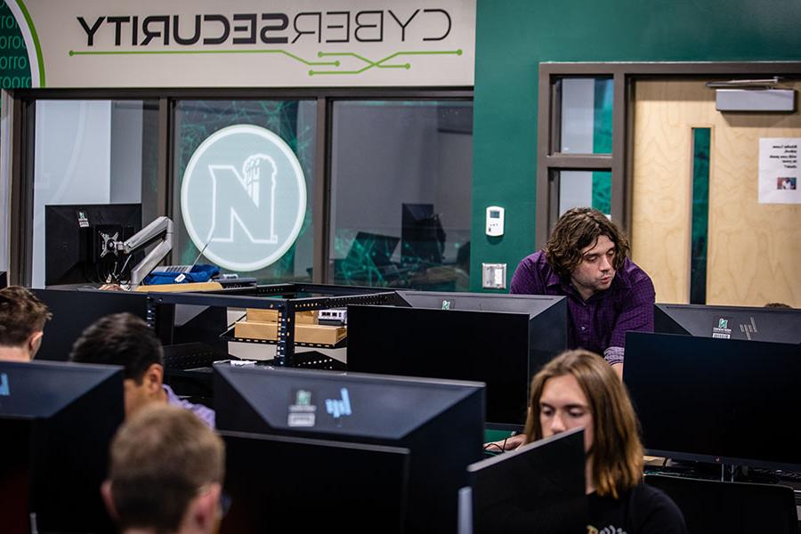 Dr. 内特Eloe, an associate professor of computer science and 信息系统, teaches Northwest's secure programming course in the 网络安全 lab. (Photo by Todd Weddle/<a href='http://blount.as.ycdwkj666.com'>和记棋牌娱乐</a>)