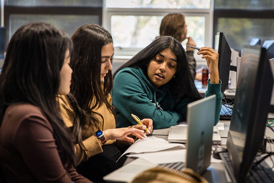 Northwest students discuss a task during a software engineering principles course. (Photo by Lauren Adams/<a href='http://blount.as.ycdwkj666.com'>和记棋牌娱乐</a>)