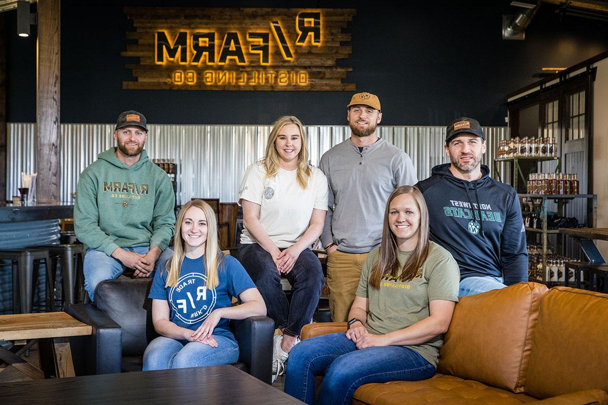 参与R/Farm Distillery发展的Rosier家族成员是, left to right Dylan Rosier, Lauren Haer Rosier, Gage Rosier, Ashley McGinnis Rosier, 霍莉·霍华德·罗西尔和科尔·罗西尔. (摄影:Todd Weddle/<a href='http://blount.as.ycdwkj666.com'>和记棋牌娱乐</a>)