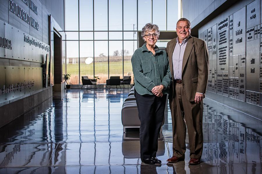 Rex and Vicki Brod are pictured in the atrium of the 农业学习中心. 